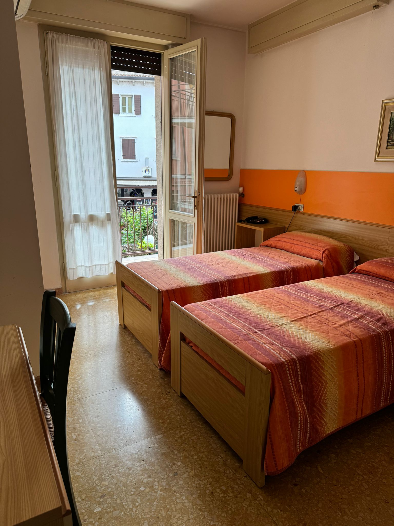 camera-doppia-matrimoniale-con-balcone-hotel-capinera (3)